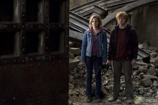 Illustration for article titled More Harry Potter set photos and It All Ends posters